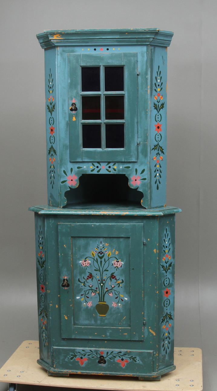 HÖRNSKÅP, allmoge, 1900-tal.