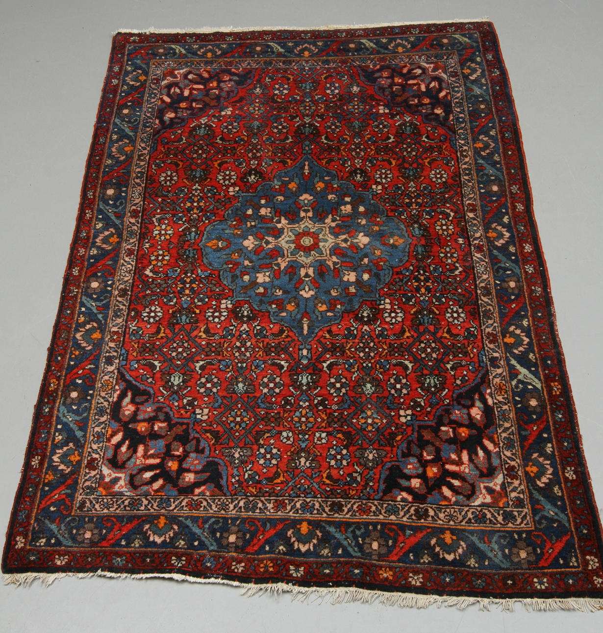 MATTA, orinetalisk, ca 206 x 132 cm.