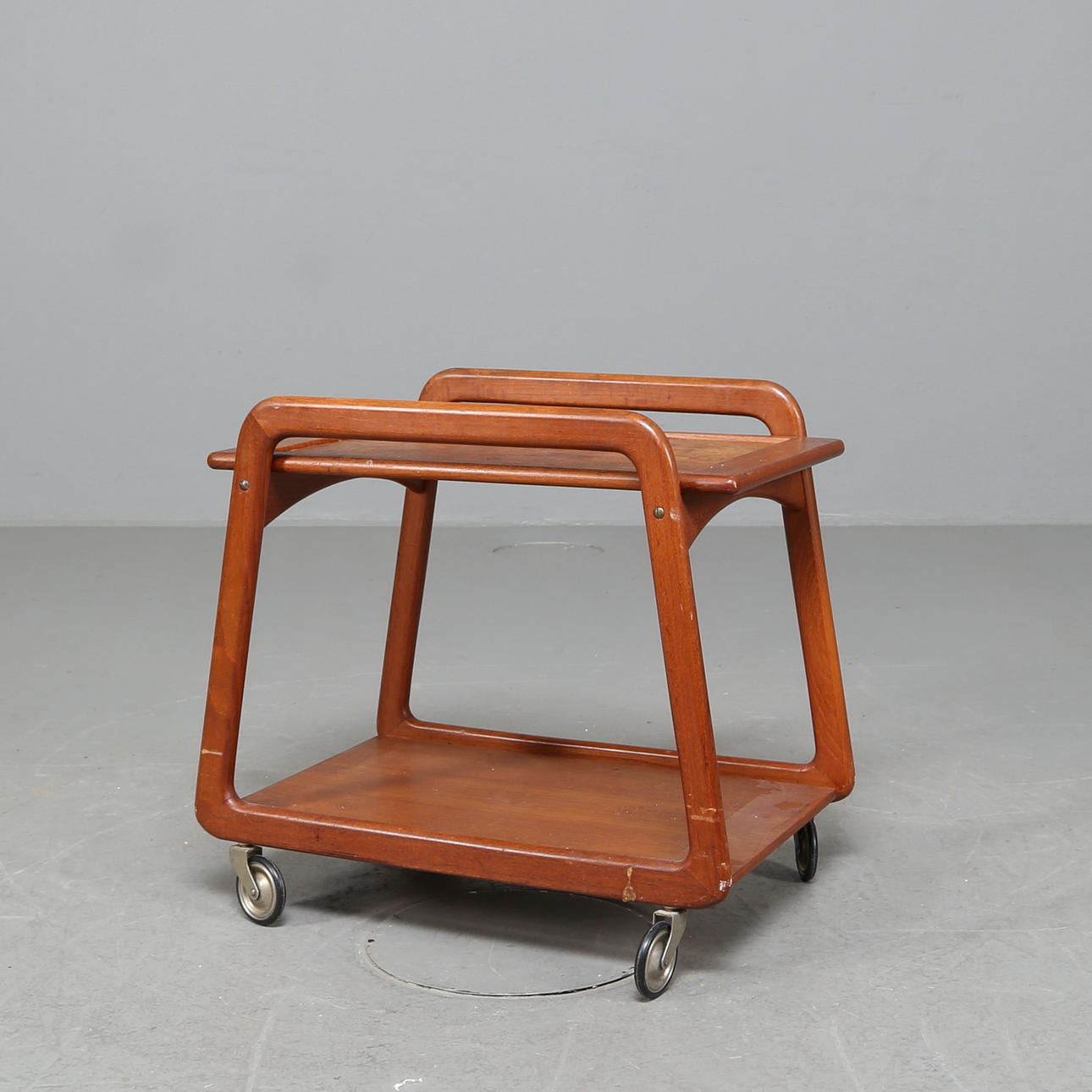 SERVERINGSVAGN i teak, 1900-talets mitt.