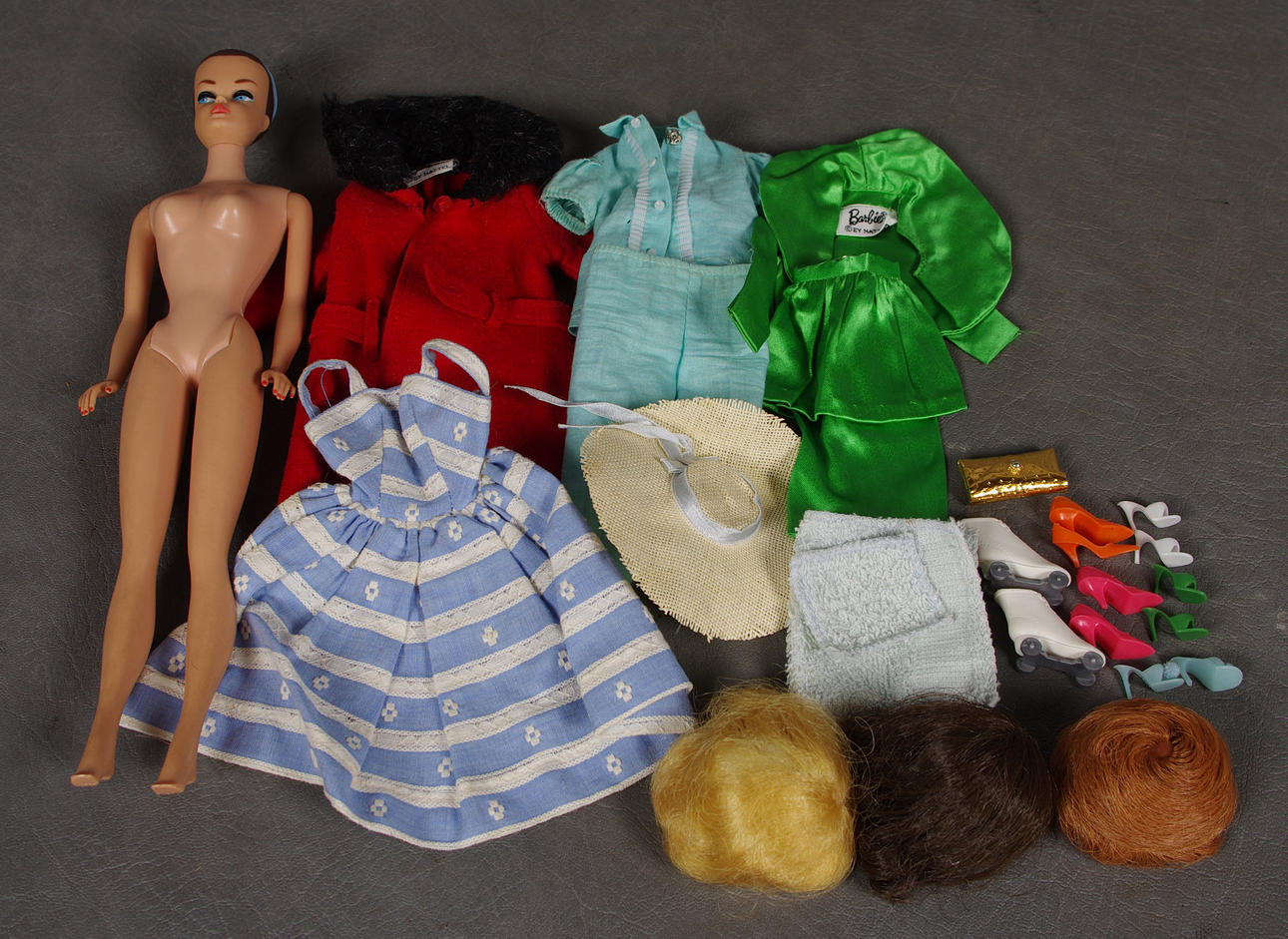 BARBIEDOCKA MED KLÄDER.