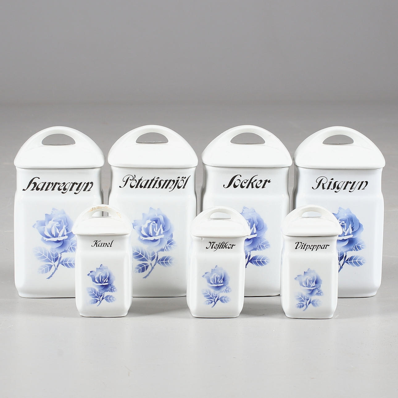 KRYDDBURKAR, 7 st, porslin, 1900-tal.