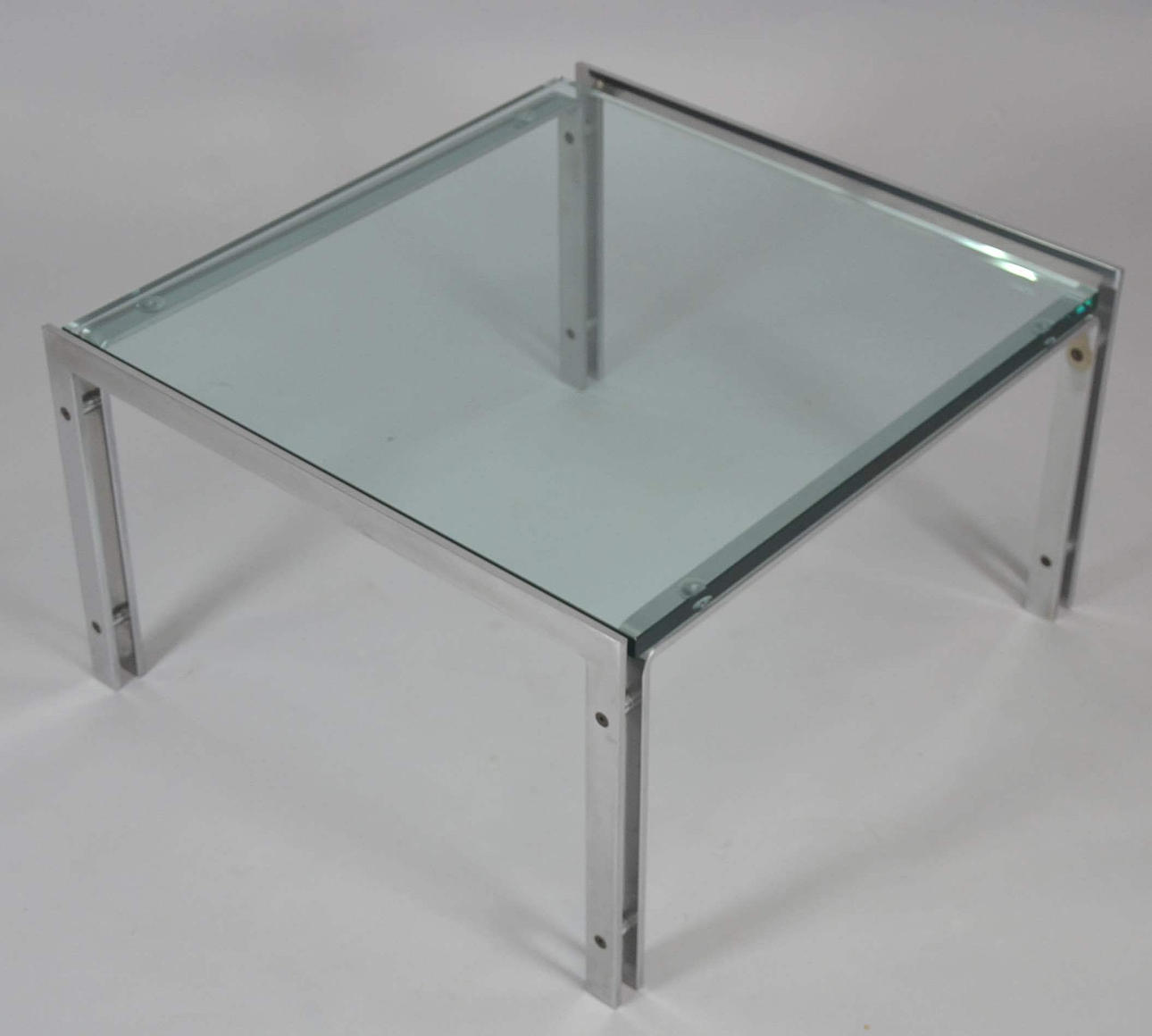 MESA DE CENTRO ATRIBUIDA A KILL.