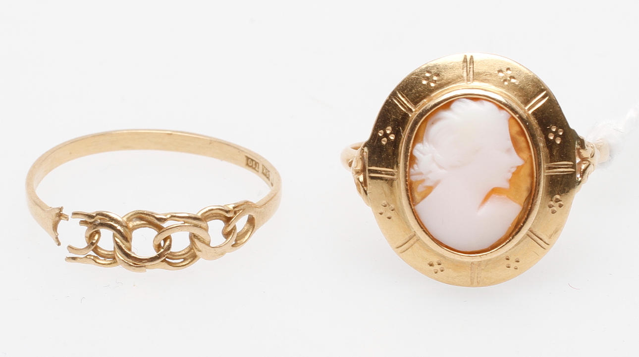 RINGAR, 2 st, 18k guld, vikt ca 3,4 gr.