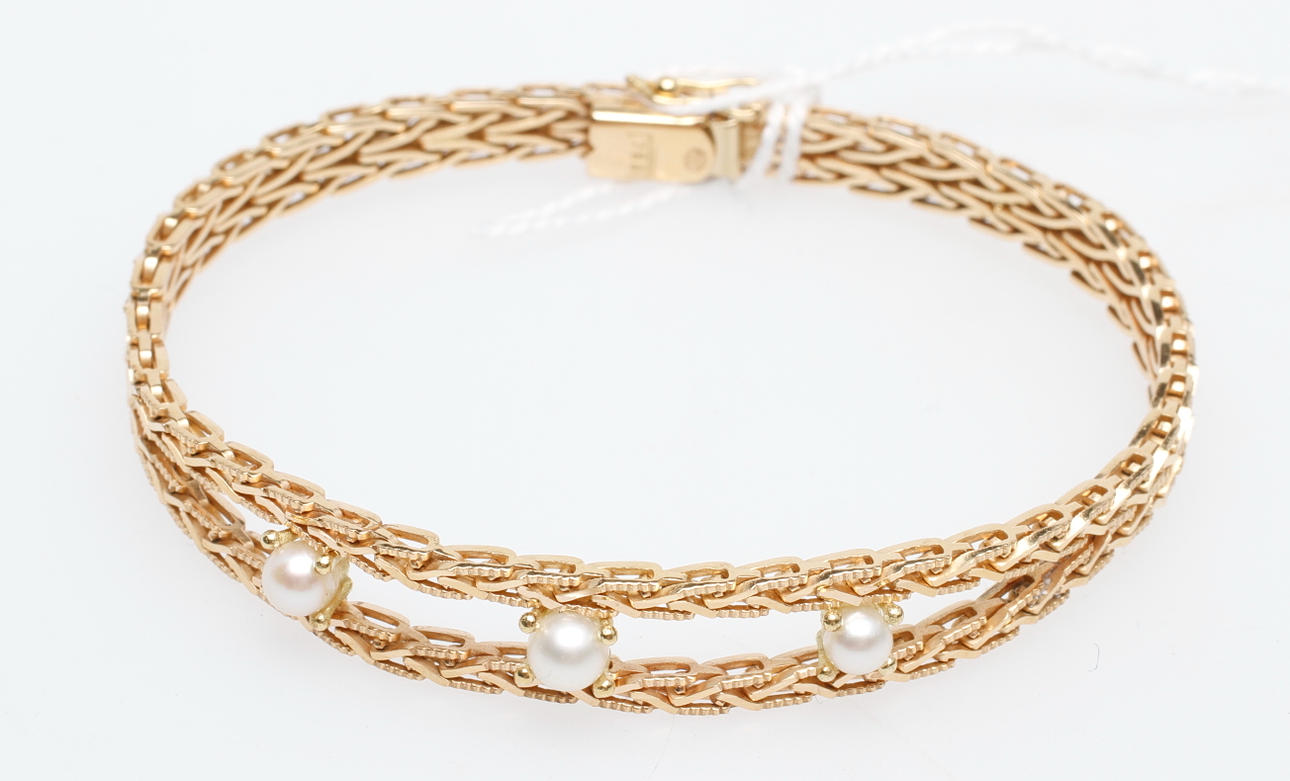 ARMBAND med PÄRLOR, 18k guld, vikt ca 20,6 gr.