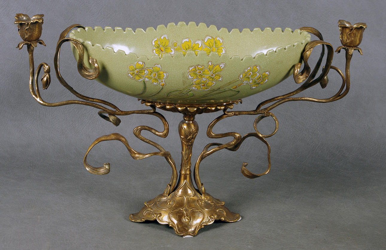 JARDINJÄR MED LJUSSTAKAR, porslin, metall, jugend-stil.