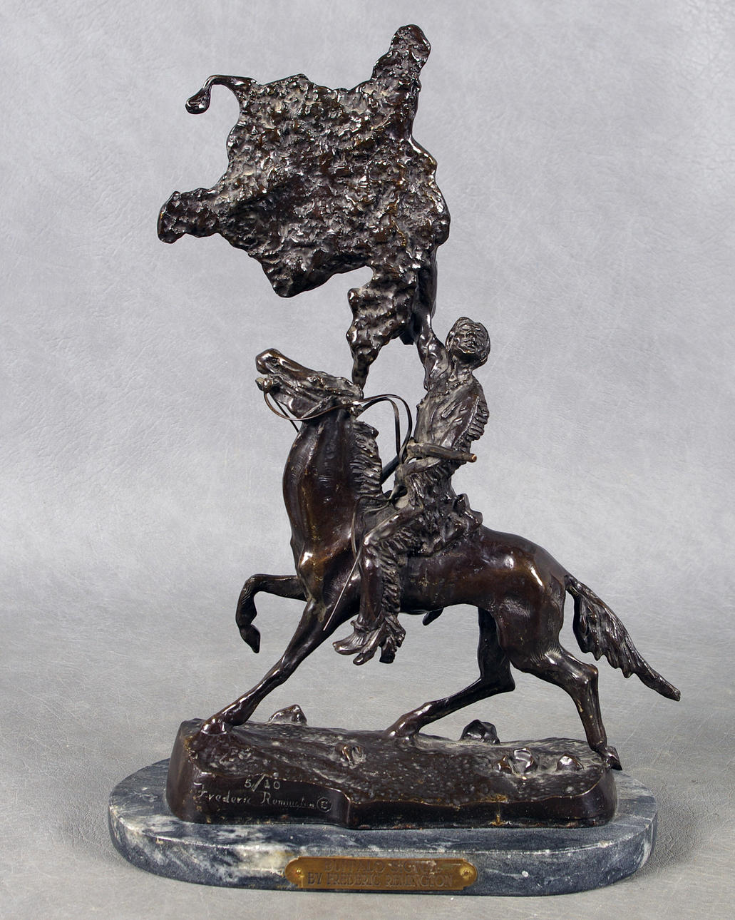 FREDERIC REMINGTON. REPLIK. Bronsskulptur på marmorsockel, solda till häst.