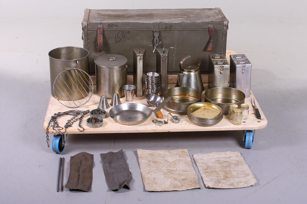 FIELD KITCHEN, with drawer, 51 parts.