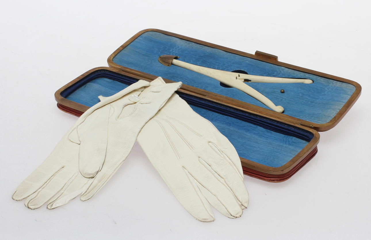 DAMHANDSKAR MED HANDSKPÅDRAGARE/SPÄNNARE i etui, läder och benarbete, 1900-tal.