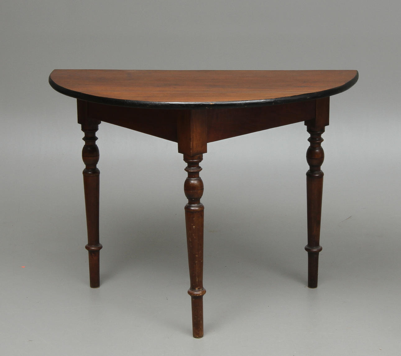 HALVMÅNEBORD, 1900-tal.