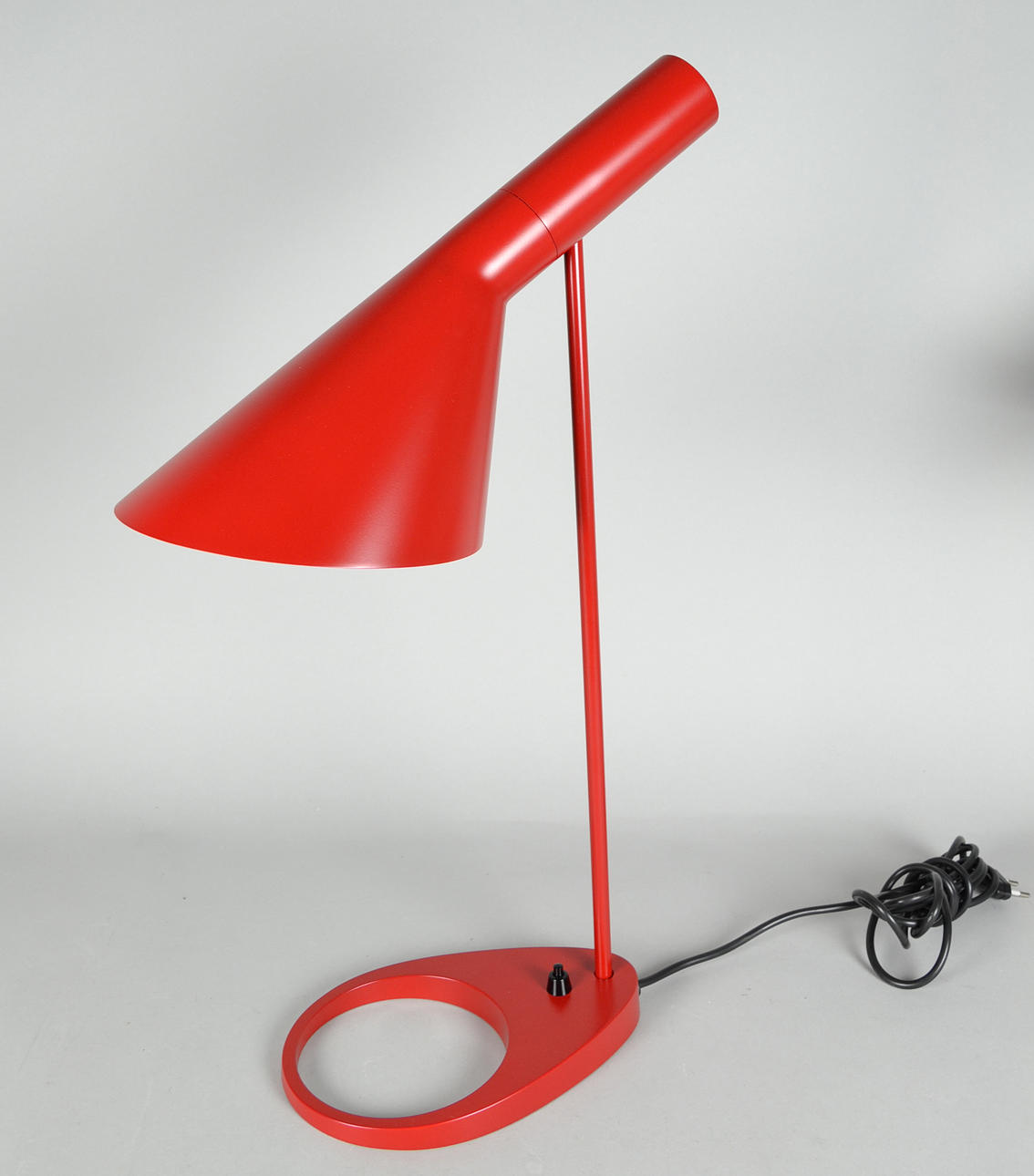 ARNE JACOBSEN. AJ BORDSLAMPA.