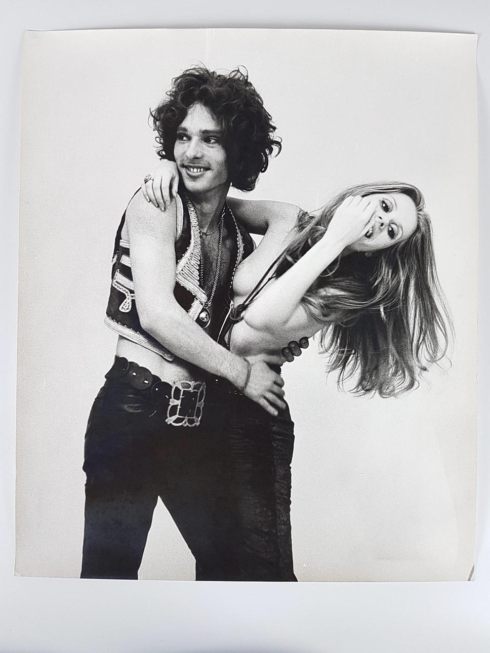 KARIN SZÉKESSY. LACHENDES PAAR.