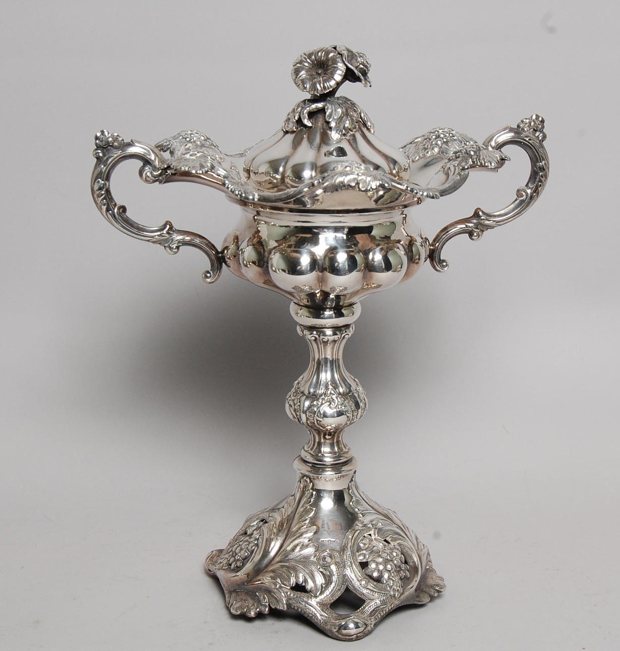 SOCKERSKÅL PÅ FOT, nysilver, Stockholm, 18-1900-tal.