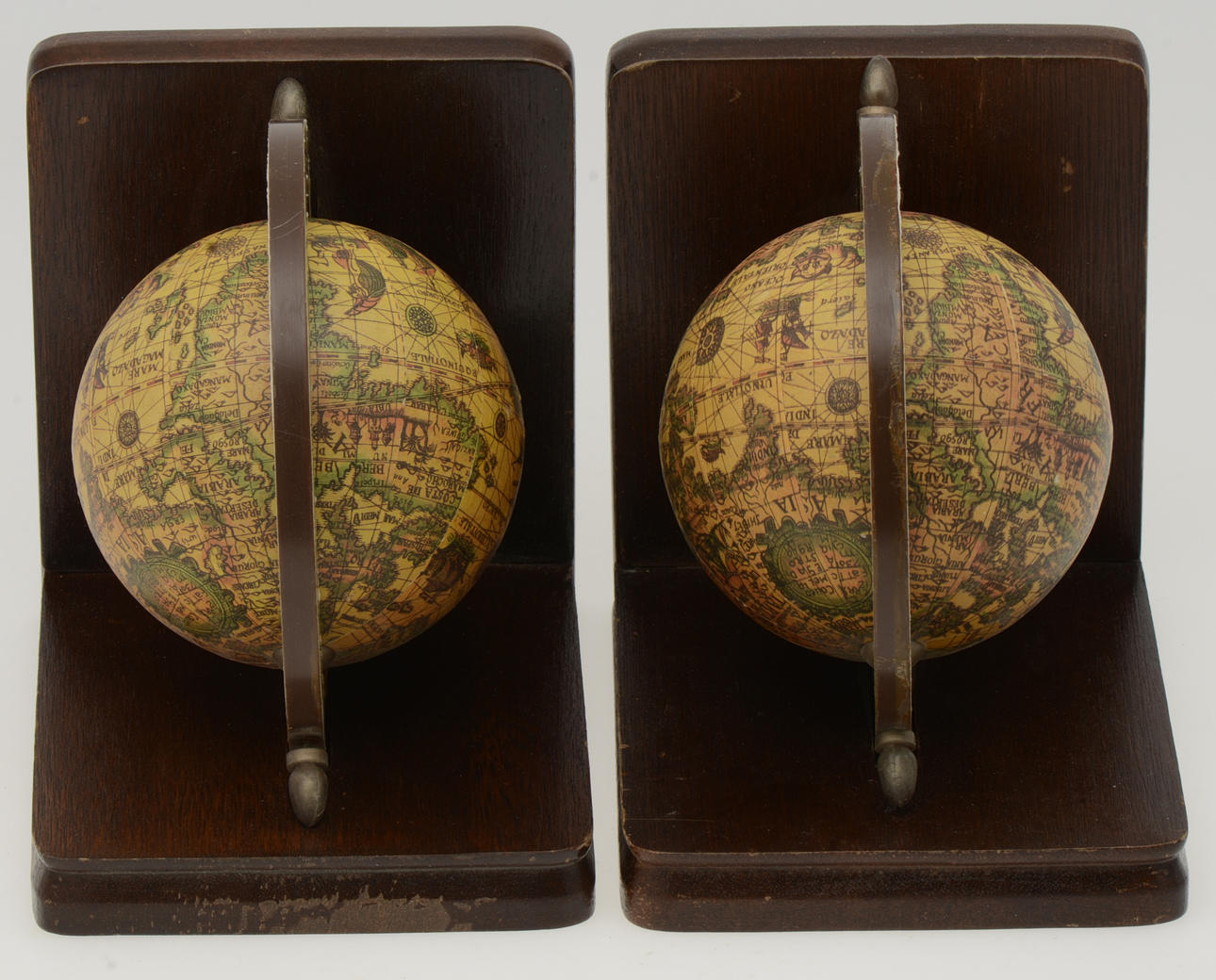 BOKSTÖD, ett par, 1900-talets andra hälft.