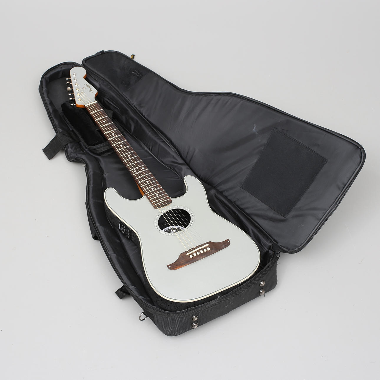 HALVAKUSTISK GITARR, Fender Stratacoustic.