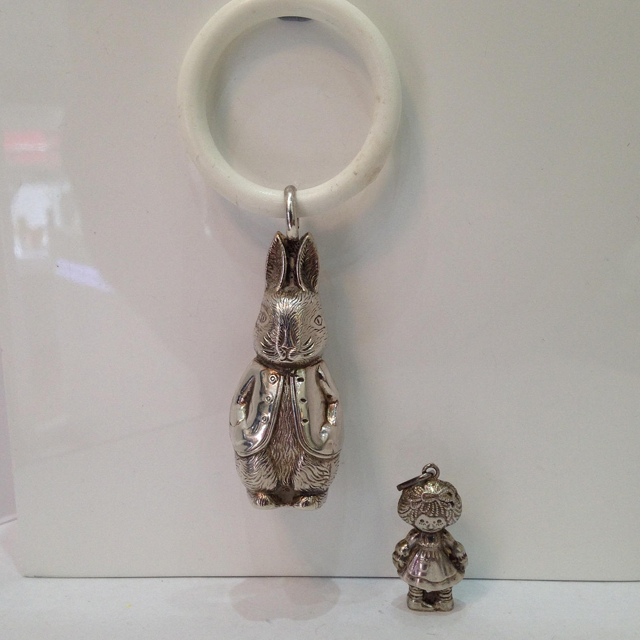 SILBERNE SCHNULLER UND ANHÄNGER.