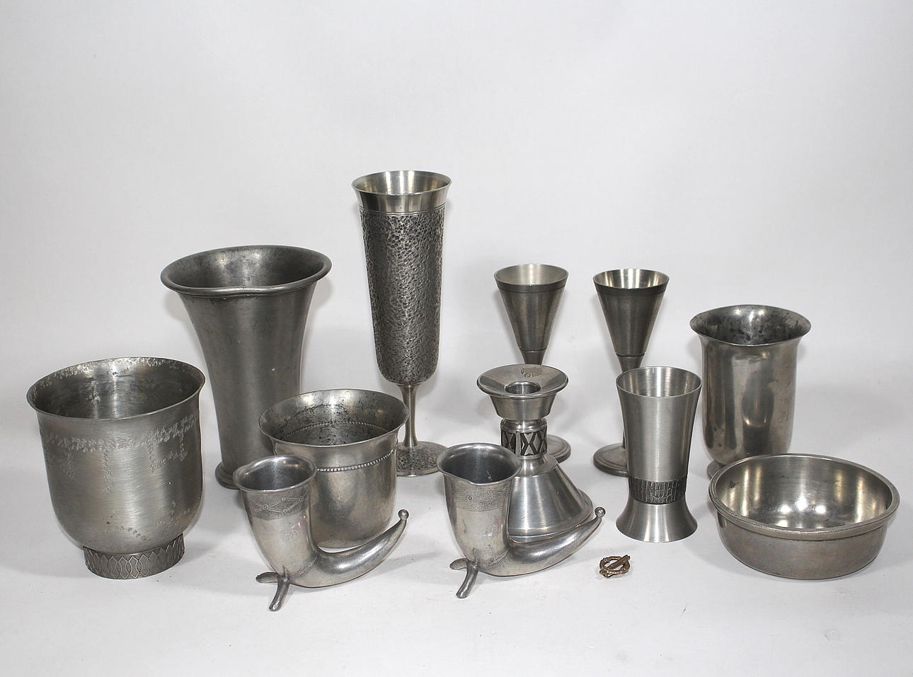 Pewterware, 12 pieces.