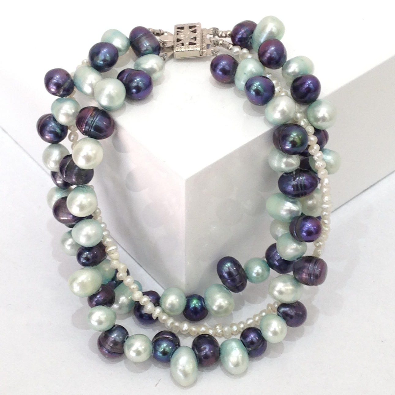 PULSERA PERLAS TRES COLORES.