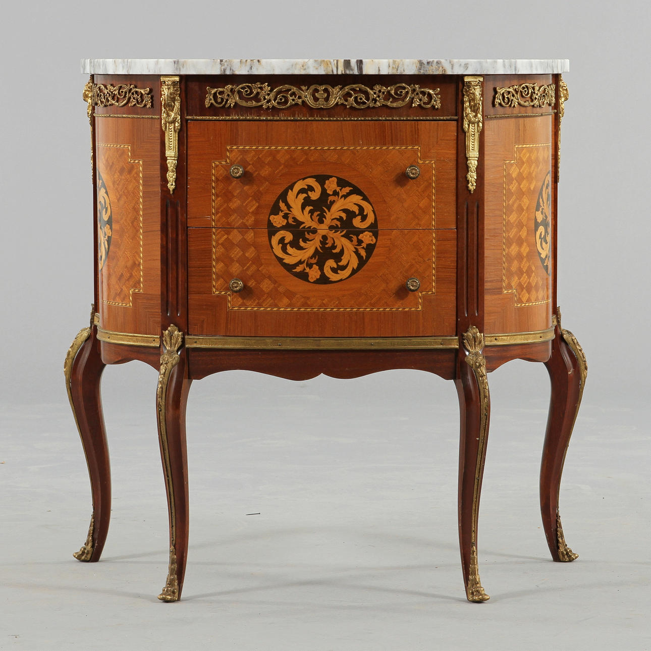 BYRÅ, Louis XVI-stil 1900-tal.