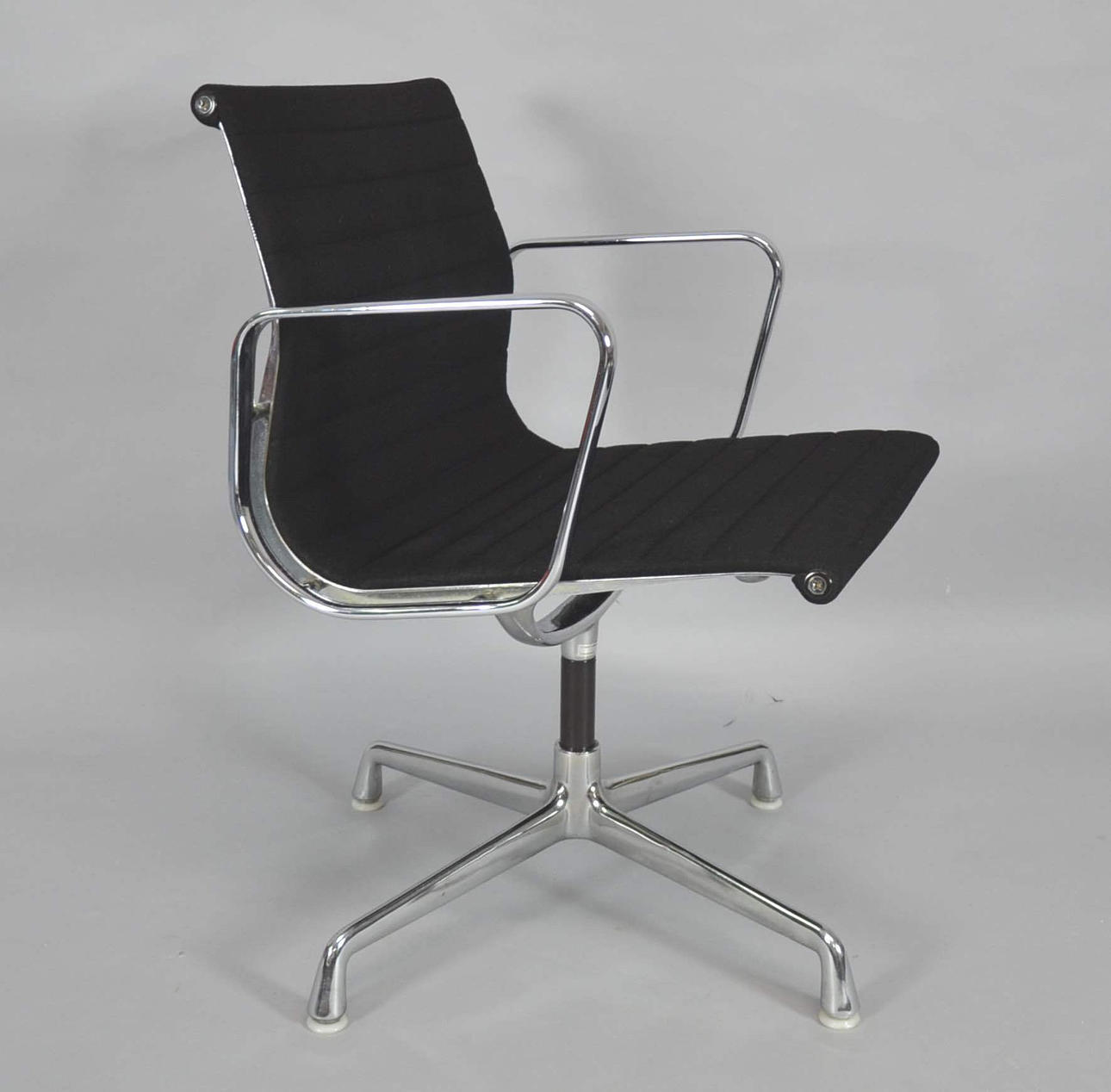 CHARLES & RAY EAMES. ALU STOL EA 108 VRIDBAR FÖR VITRA.