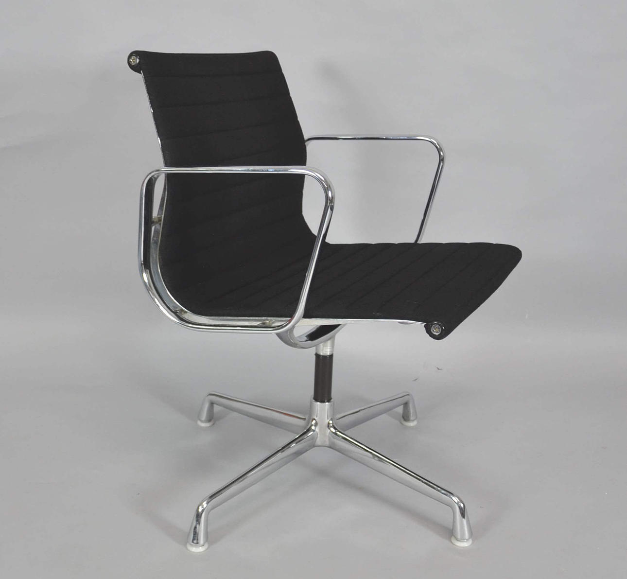 CHARLES & RAY EAMES. ALU CHAIR EA 108 ROTATABLE FOR VITRA.
