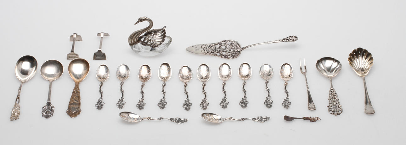 SILVERFÖREMÅL, 23 delar, vikt ca 276,6 gram.