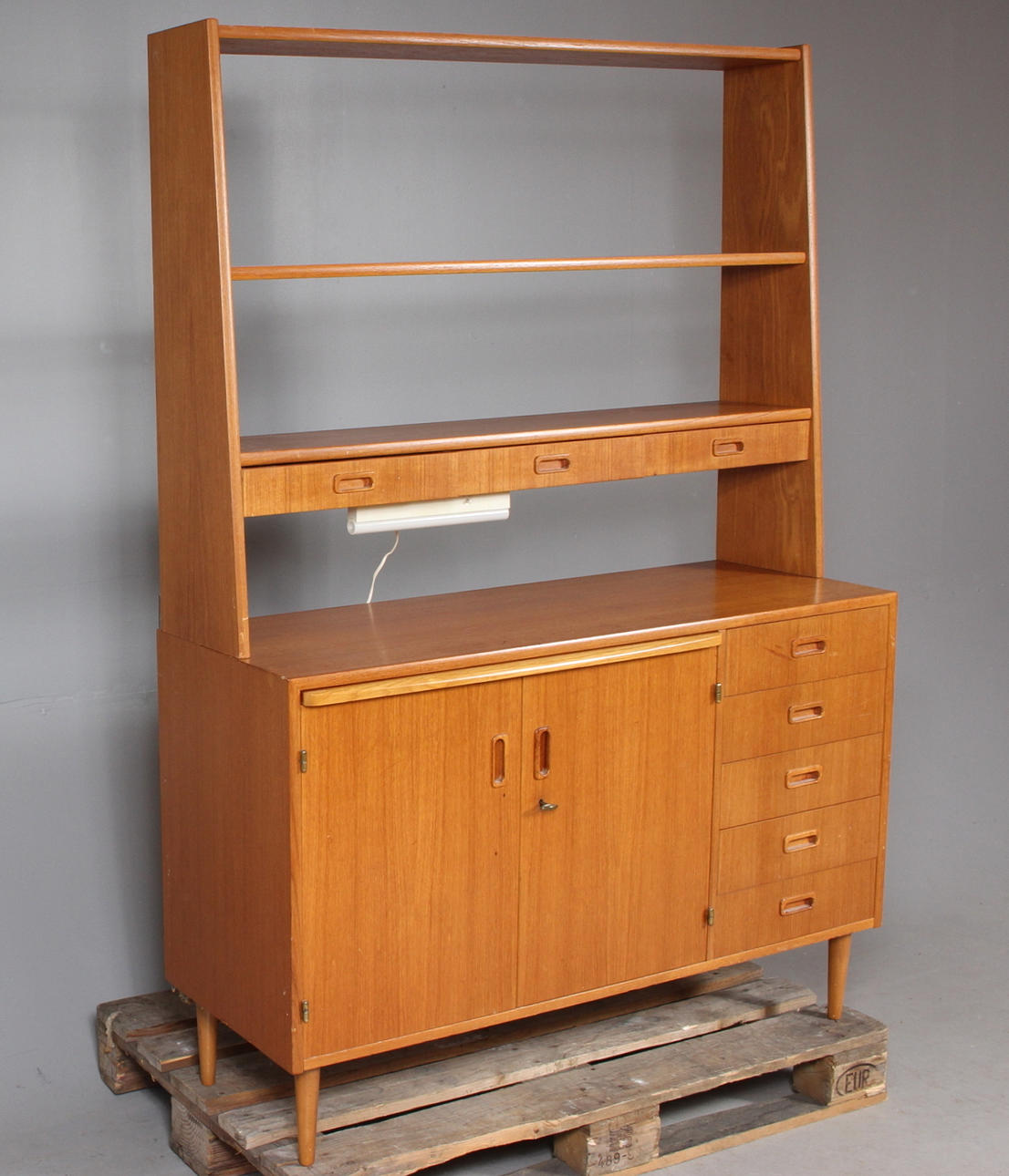 BOOKSHELF, teak, 1960s.