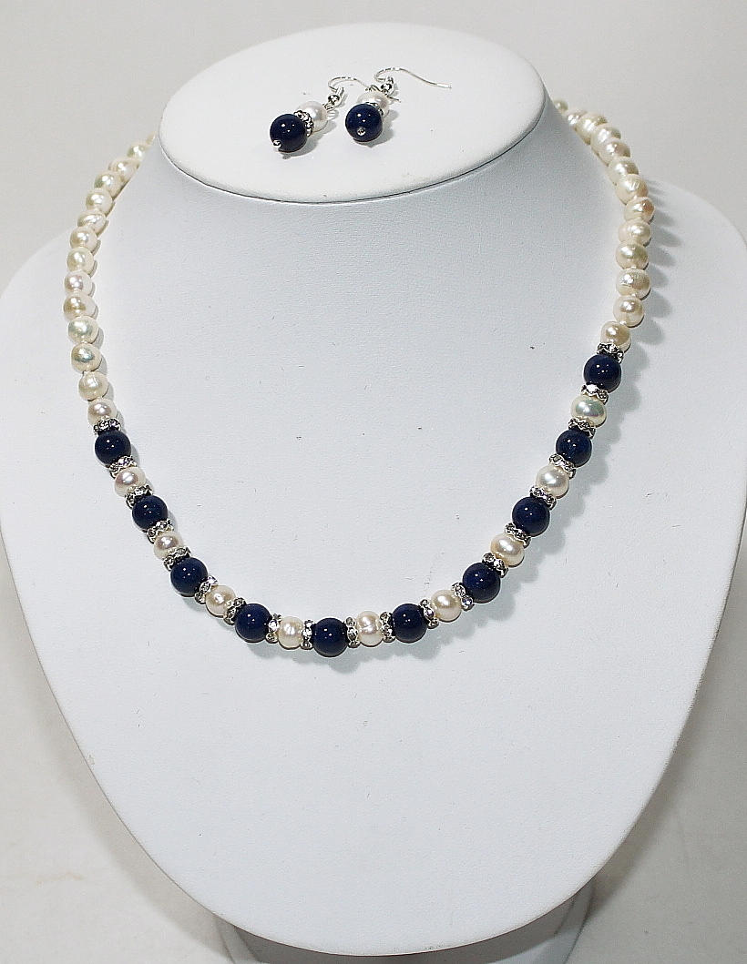 COLLIER, och ÖRHÄNGEN, odlade Akoya pärlor.