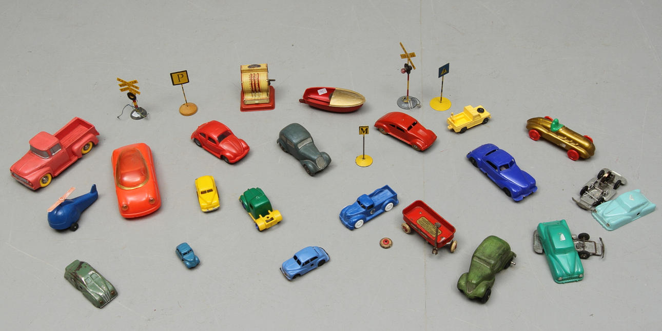 LEKSAKSBILAR i plast, gummi och plåt. Båt, kassaapparat, vägmärken för tåg.