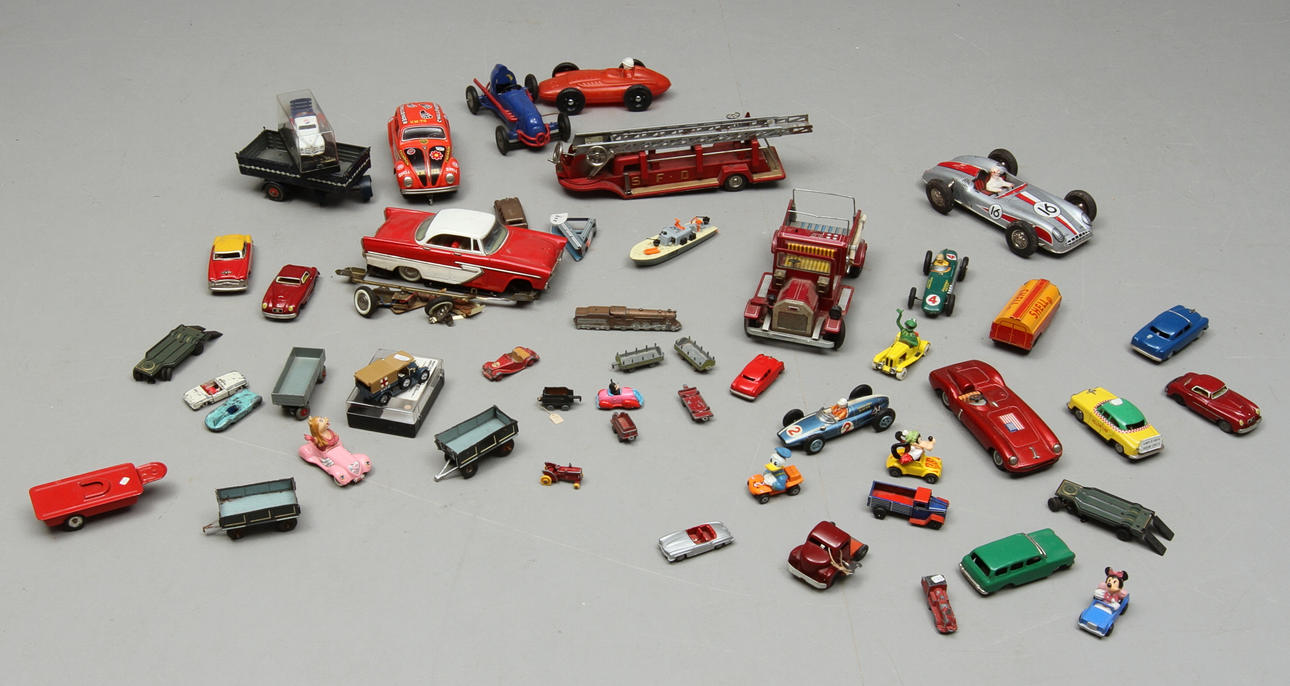 Parti LEKSAKER / Reservdelar Plåt, plast, gjutmetall. Cirka 50 delar.