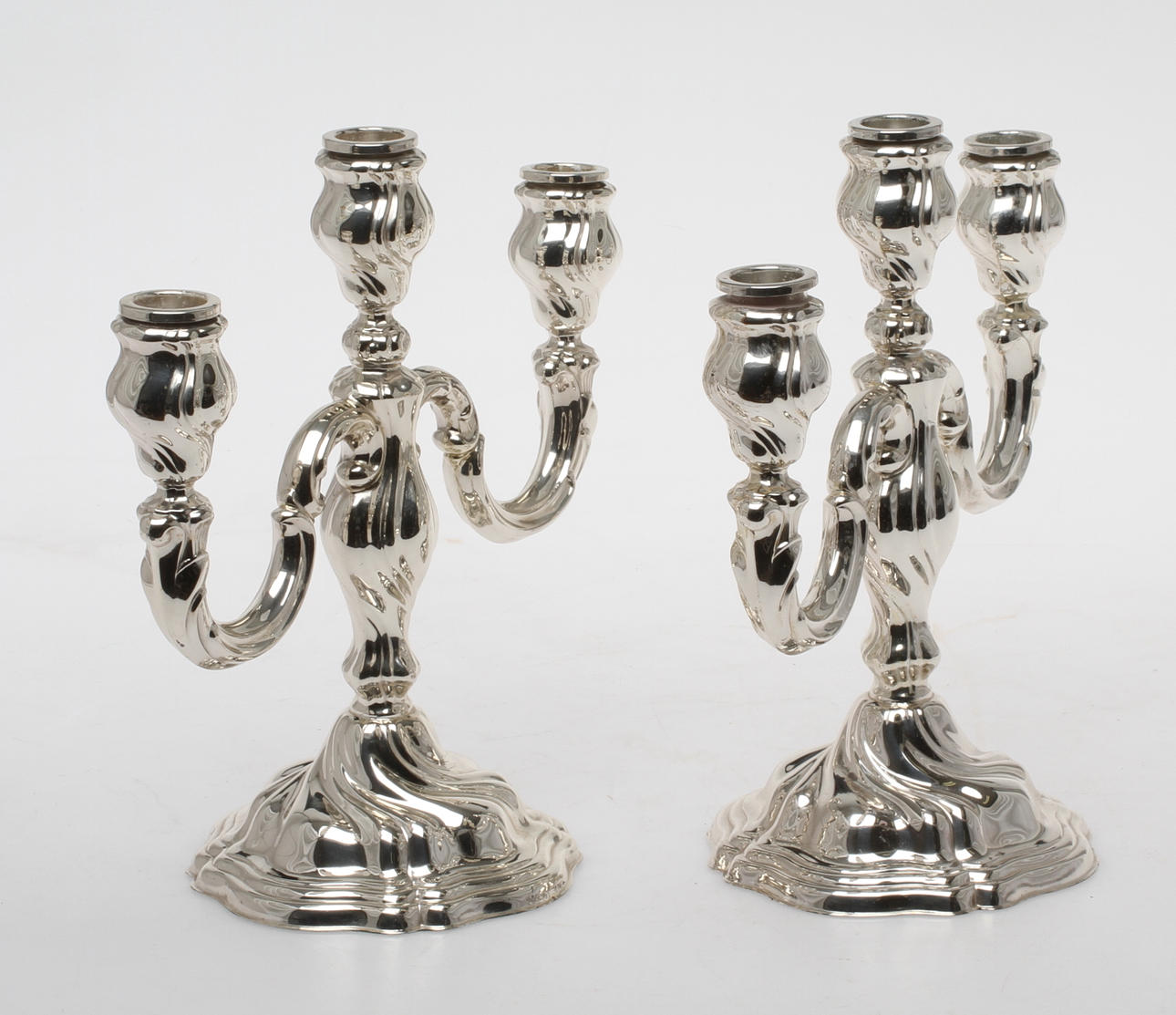 KANDELABRAR, ett par, för 3 ljus vardera, sterlingsilver, rokokostil, 1900-tal.