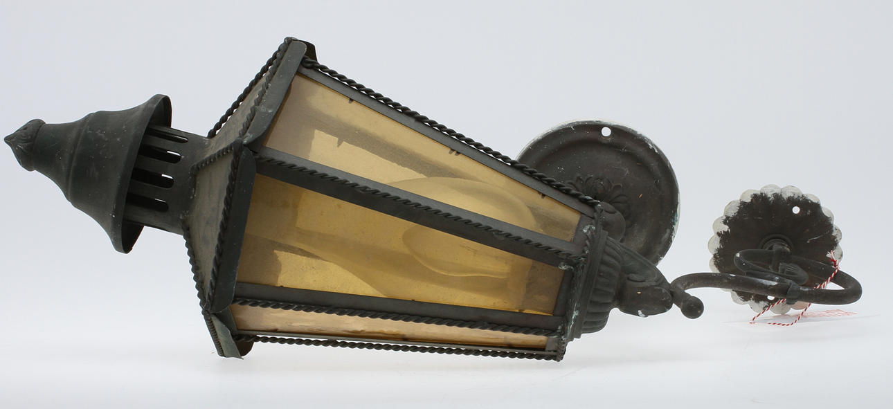 VÄGGARMATUR, grönpatinerad metall. 1930-tal.