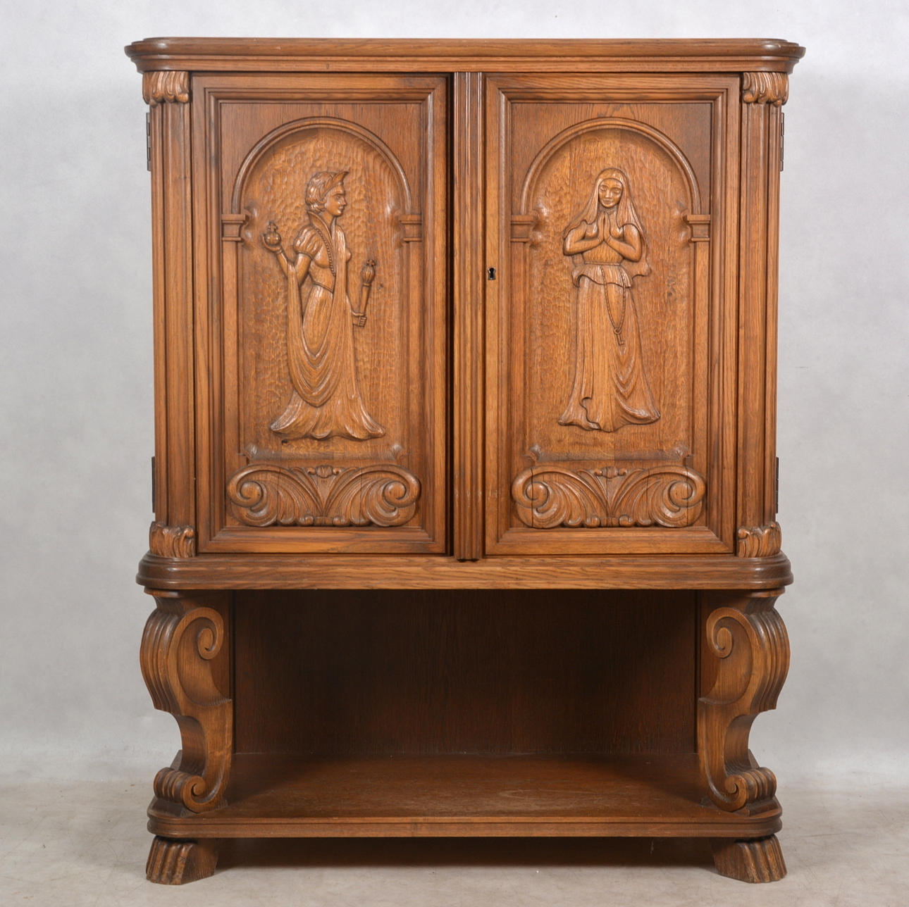 SKÅP, renässans-stil, 1900-talets första hälft.