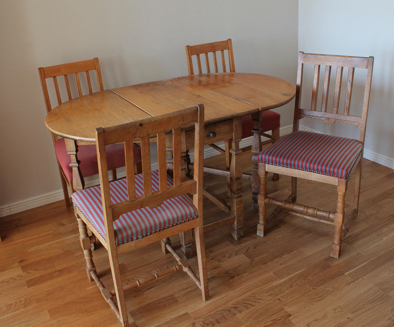 KÖKSBORD med 5 stolar i ek (6). 1960-tal.