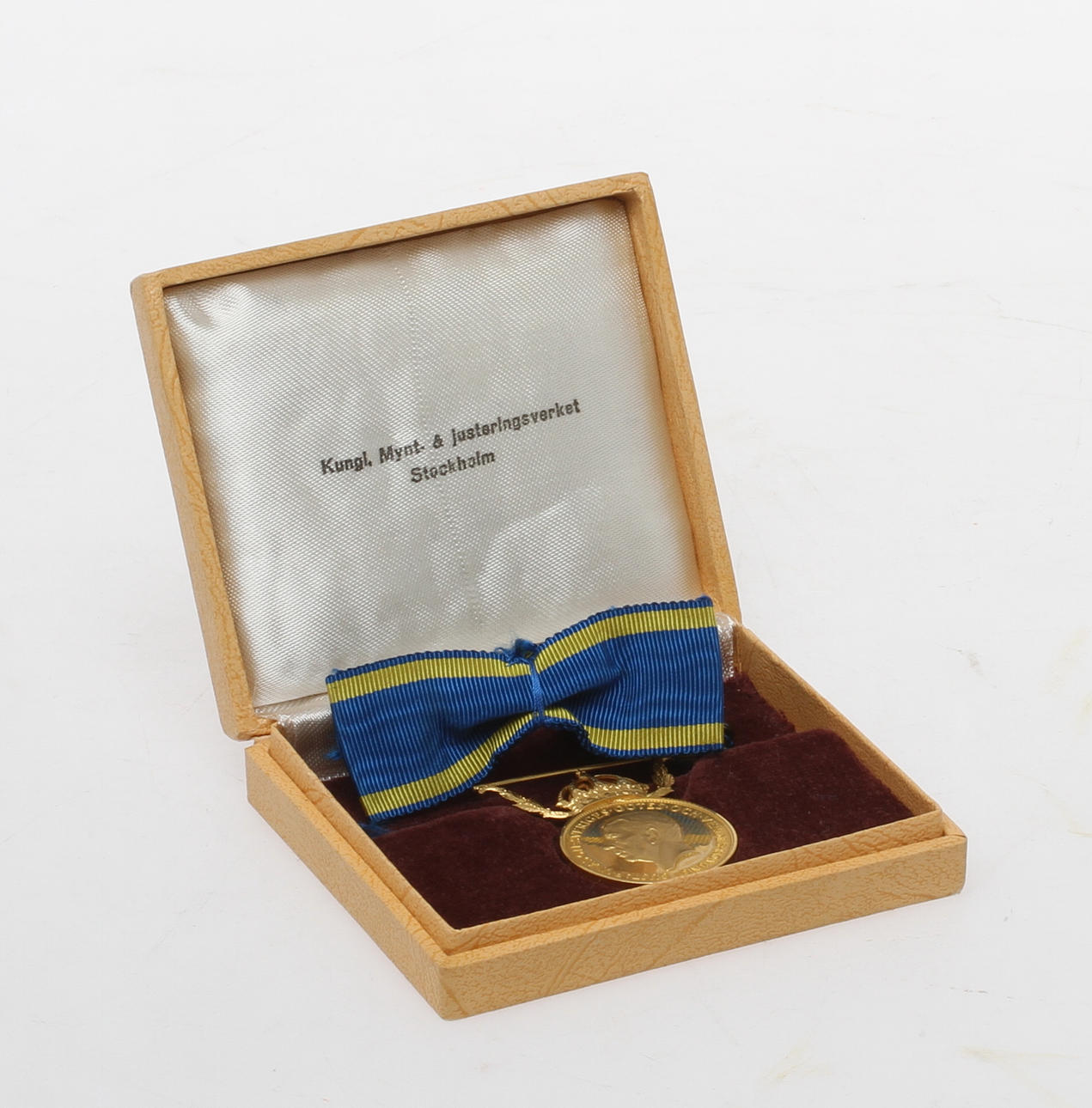 FÖRTJÄNSTMEDALJ, 23k samt 18k guld, 1967. Vikt 13,3g.