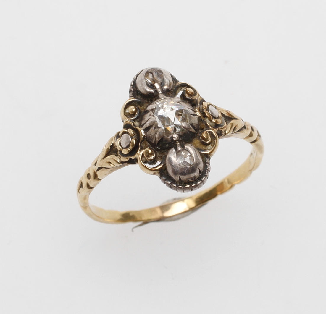 RING, 18k guld samt silver med rosenstenar, vikt ca 2,9 gram.