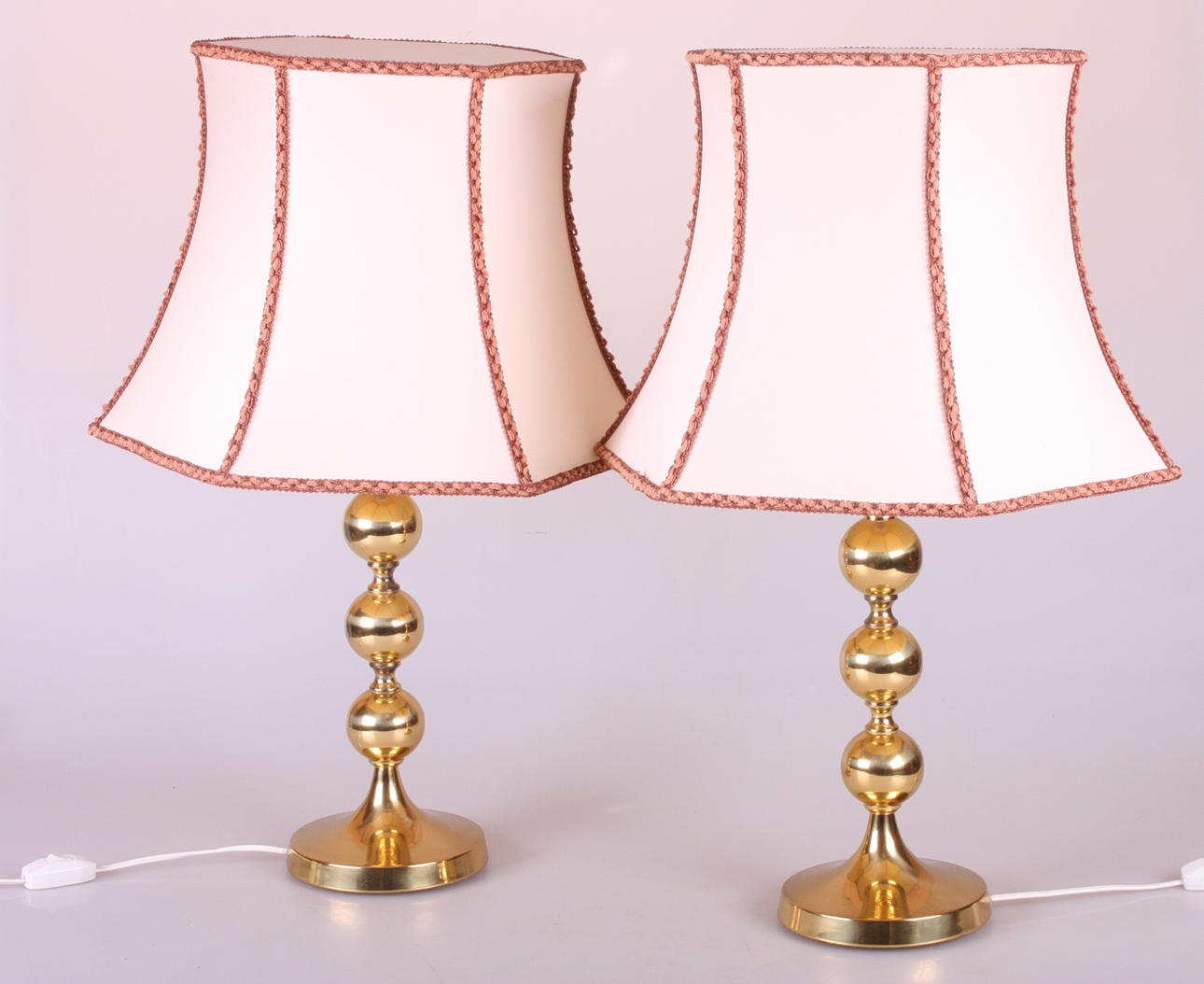 BORDSLAMPOR, ett par, "Kula på kula".