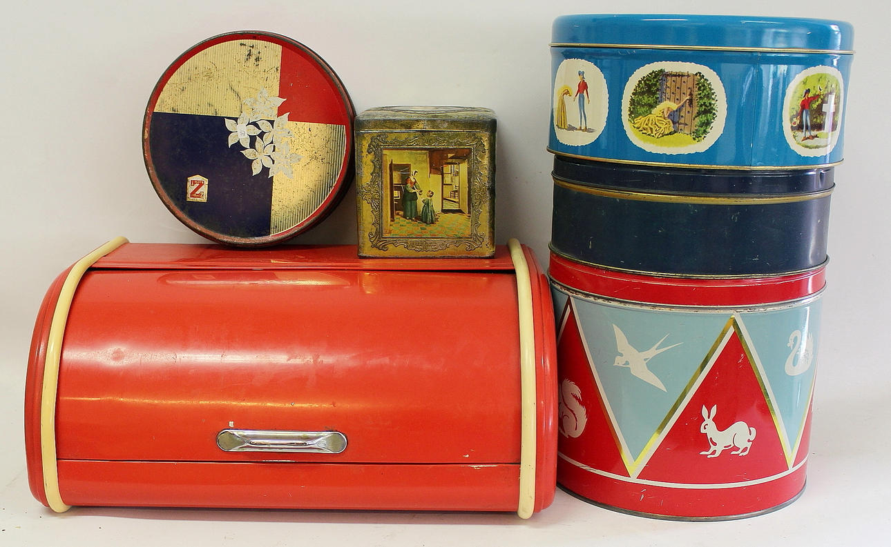 TIN CANS, 5 pieces, A bread box.
