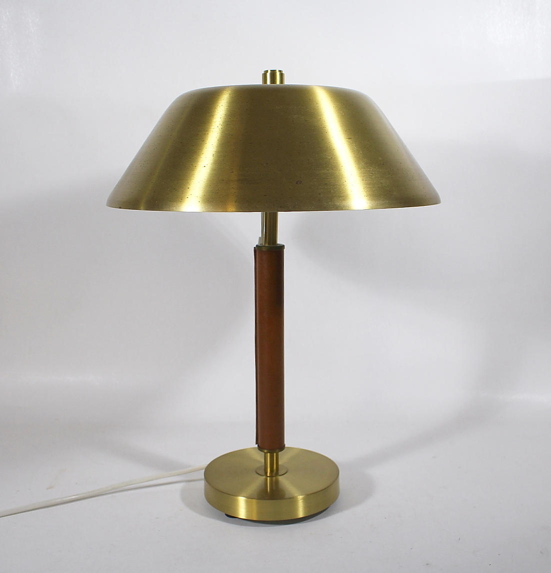 BORDSLAMPA, mässing och skinn.