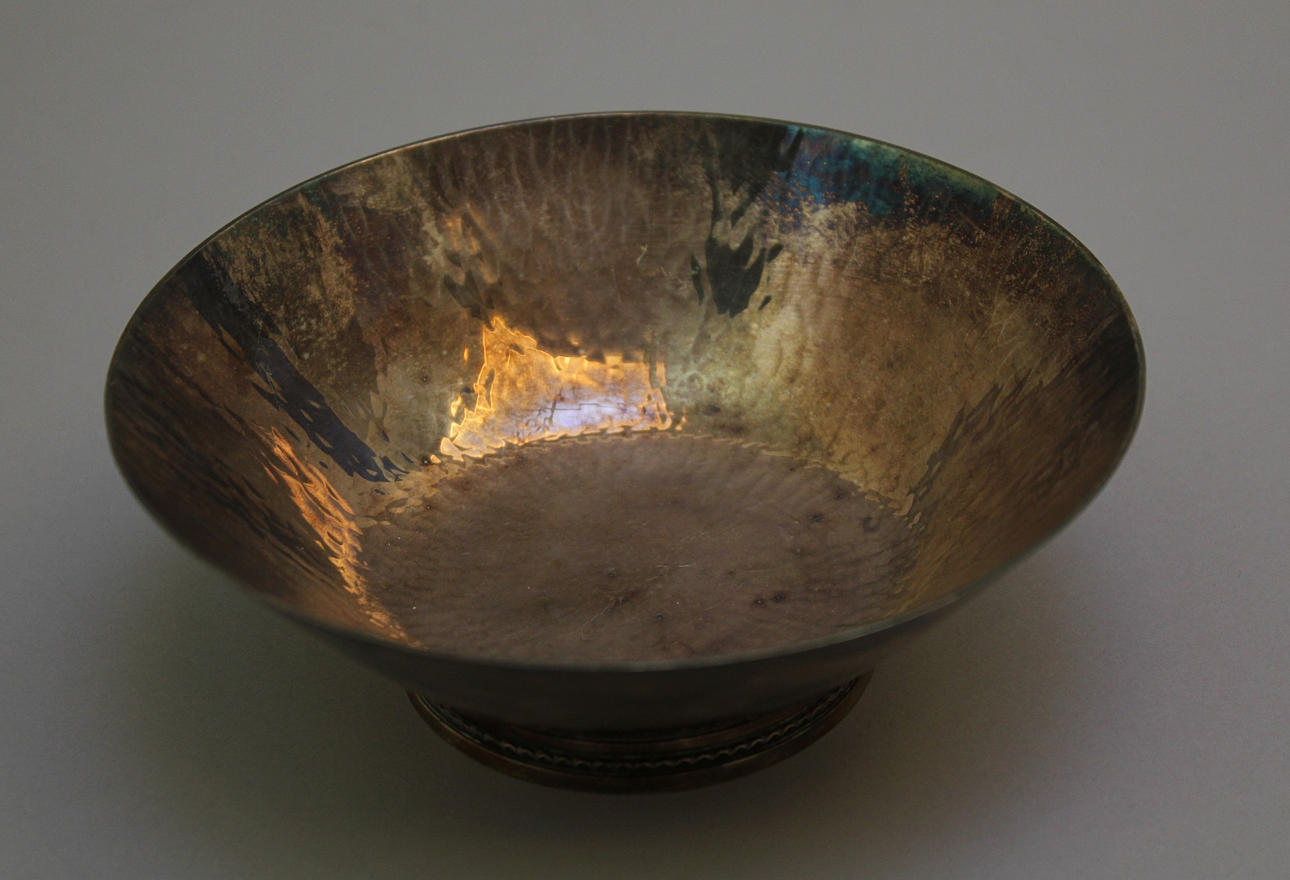 ERIK LÖFMAN. Silverskål. Märkt MGAB. U Kattfot. S. X9 (1972). Handsmide. Signerad E Löfman. Totalvikt 197 gram.