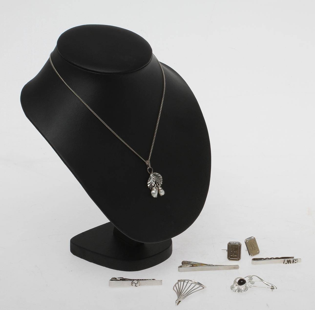 SMYCKEN, 7 delar, silver, bland annat 1 par manschettknappar med mindre diamanter, 1900/2000-tal.