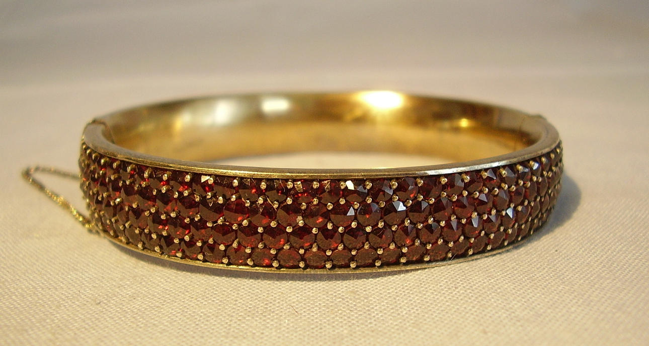 GRANAT ARMREIF 4-reihig, ANTIK.