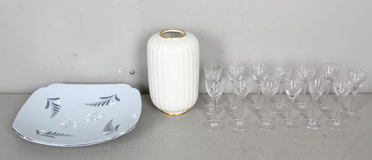 KERAMIK och GLAS, 15 delar, Karlskrona, Bobergs fajansfabrik, SNAPPSGLAS, "Helga".