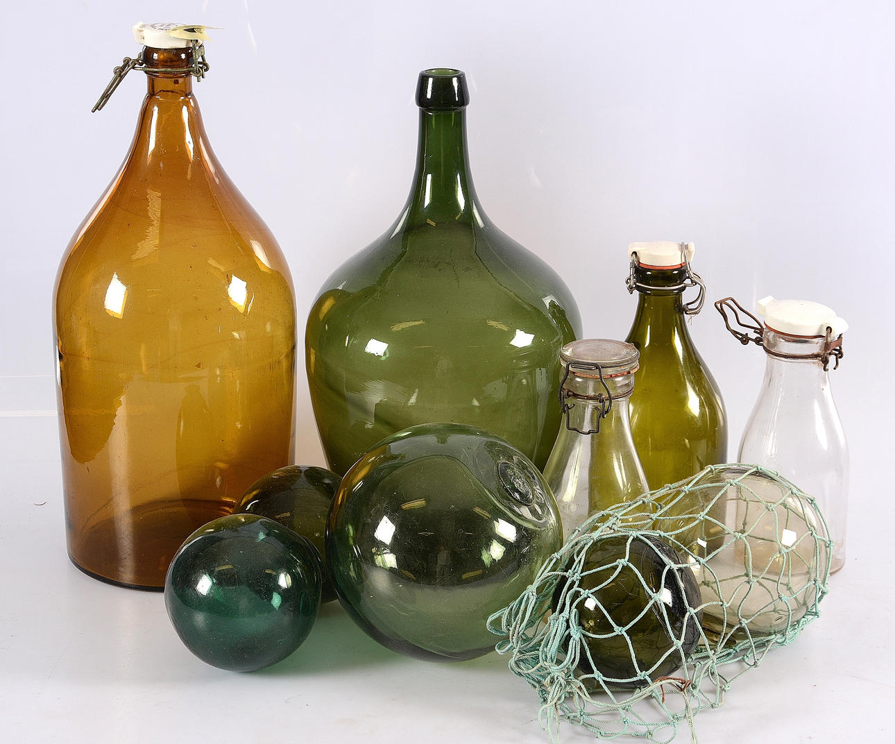 BRYGGERIFLASKOR SAMT GLASFLÖTEN, 10 st, 1900-tal.