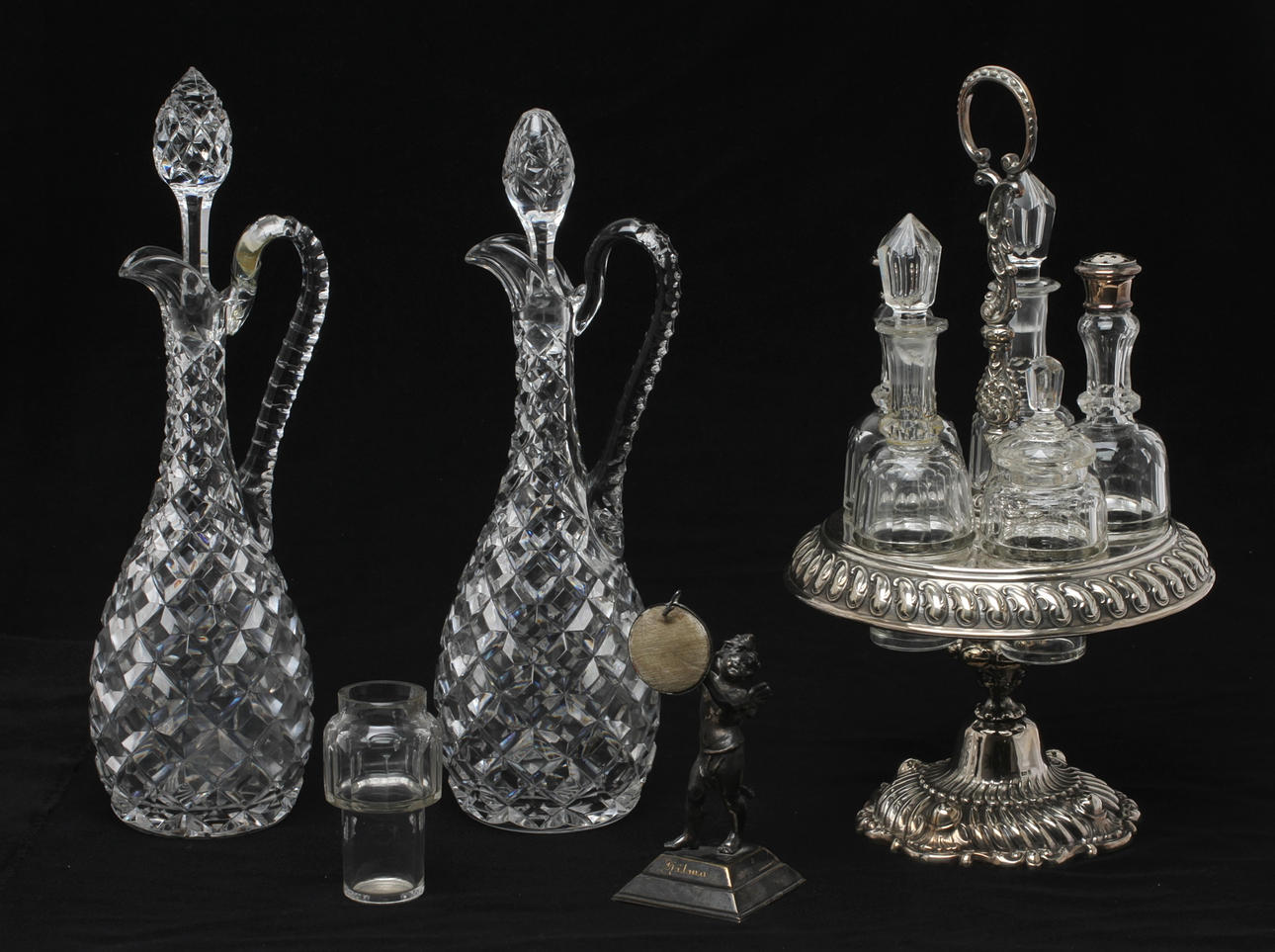 KARAFFER 2 st glas, BORDSURTOUT nysilver A G Dufva samt FICKURSTÄLL nysilver C G Hallberg.