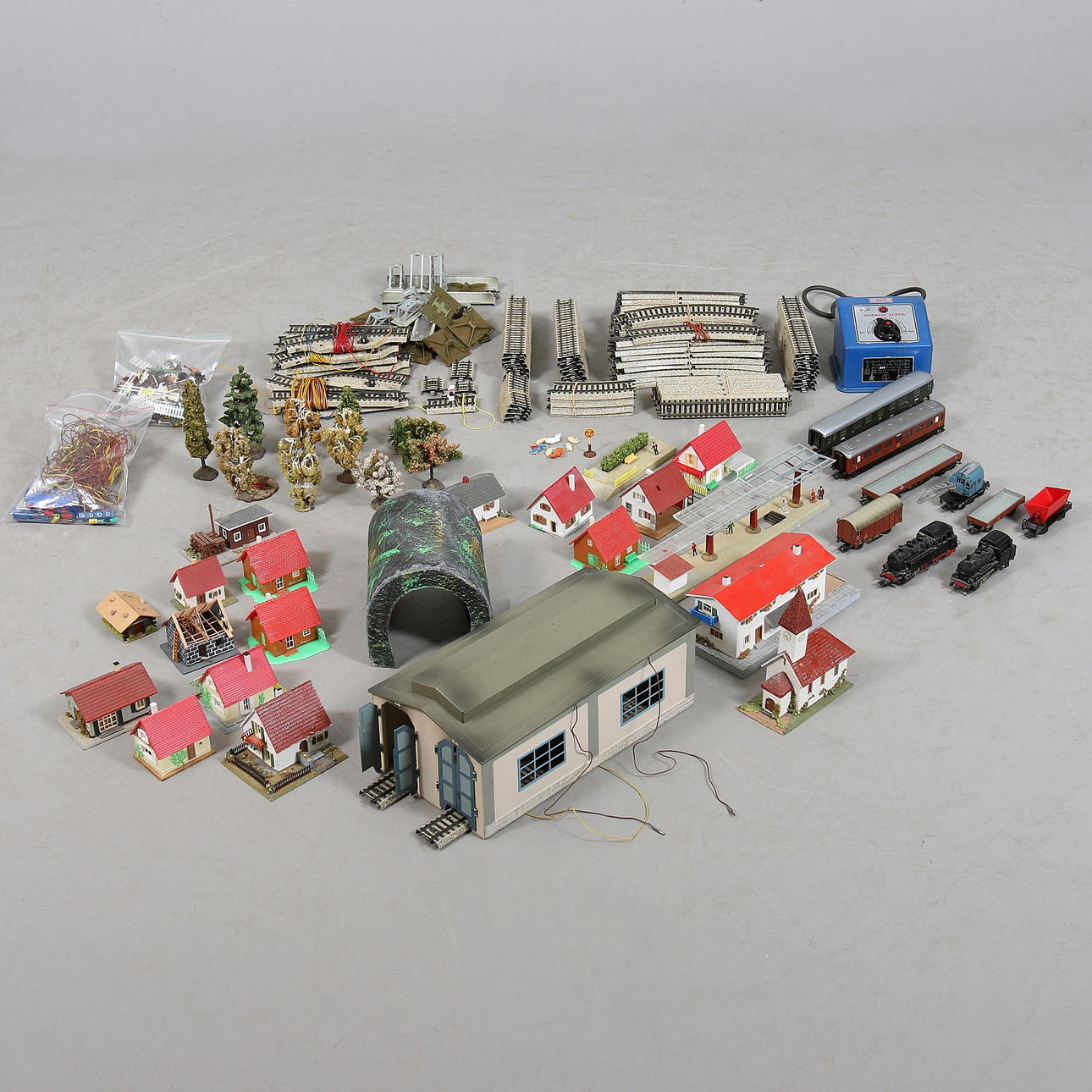 MÄRKLIN, 120 delar, lok, vagnar, hus och räls. HO.