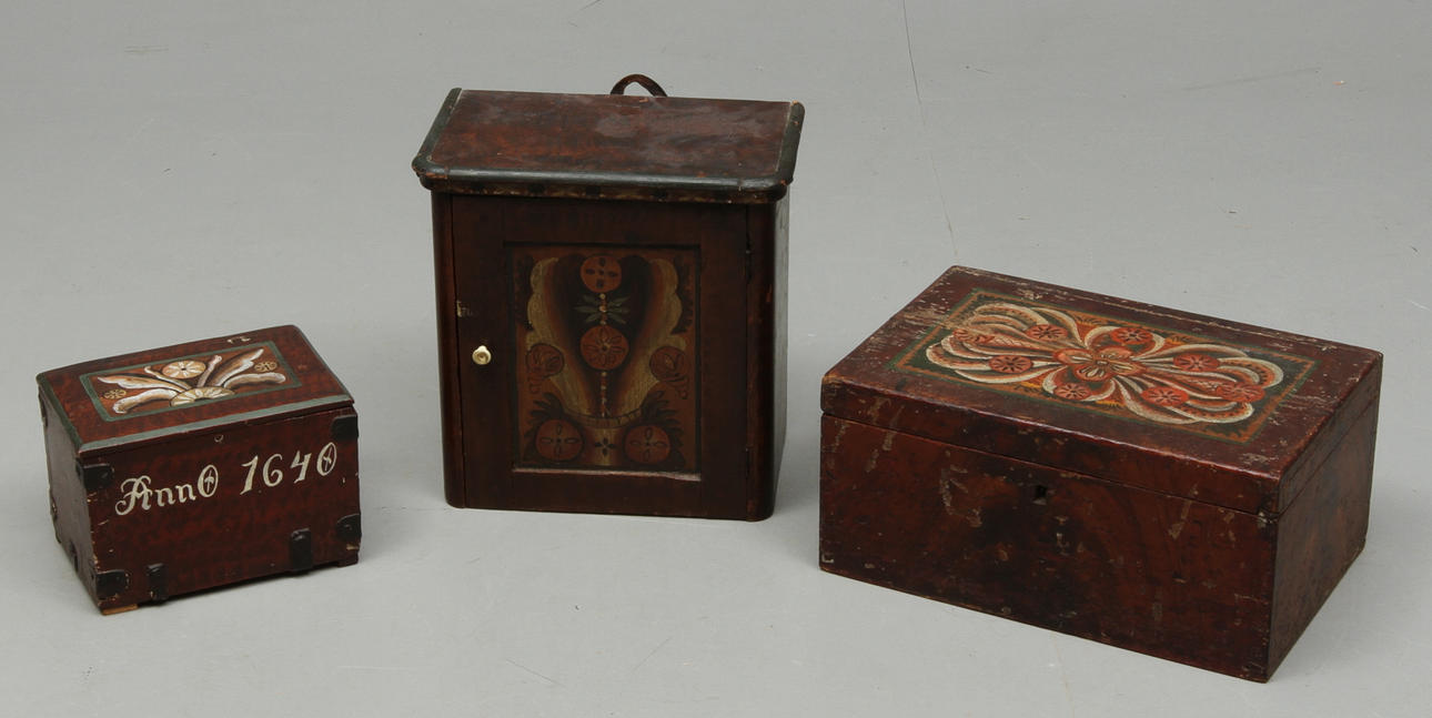 SKRIN 2 st samt HÄNGSKÅP, allmoge, 1700/1800-.tal.