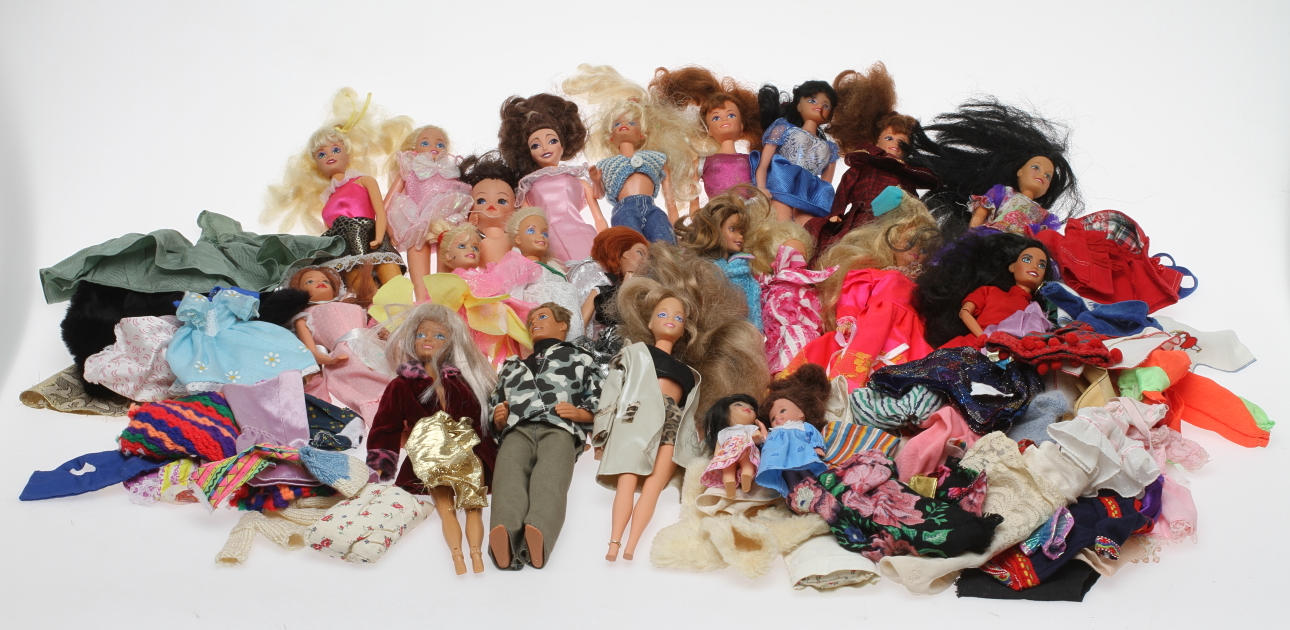 BARBIEDOCKOR, SINDYDOCKA, KENDOCKA mm, ca 20 st, samt kläder.