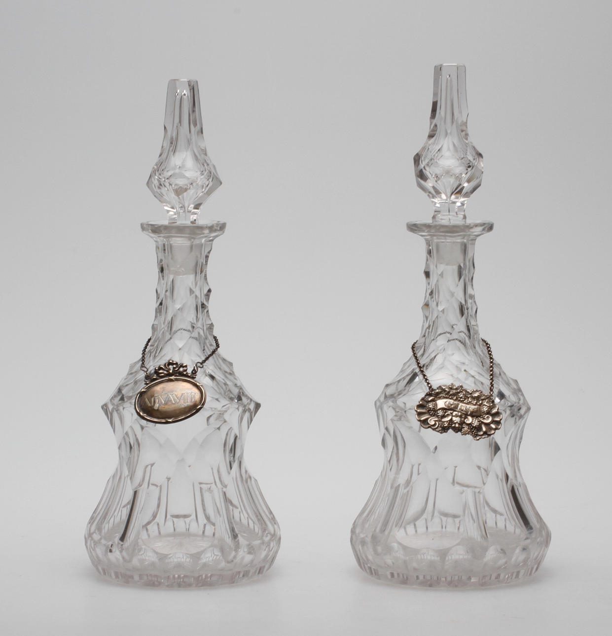KARAFFER, ett par, glas, 1800/1900-tal.