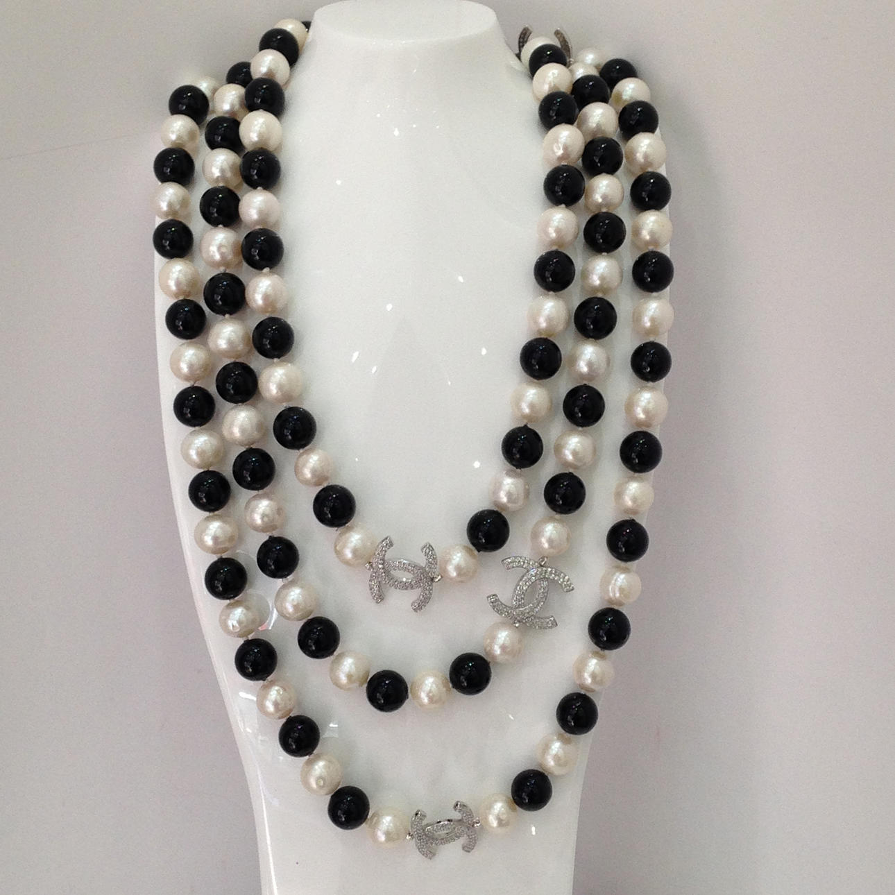 PÄRLA OCH SILVER CC HALSBAND.