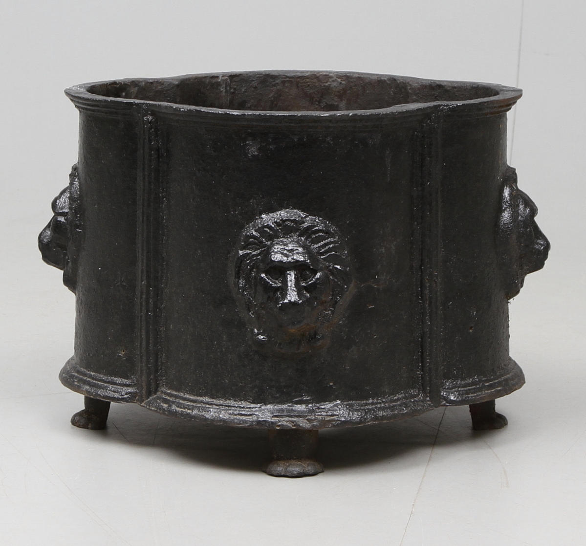 TRÄDGÅRDSURNA, gjutjärn, 1900 tal.